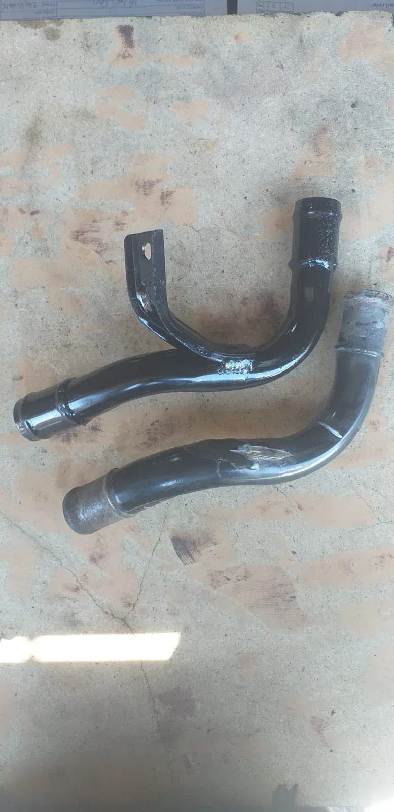 Cañerías de refrigeración automotriz en acero negro recién fabricadas por Tubotec - Doblado de precisión y soldadura profesional